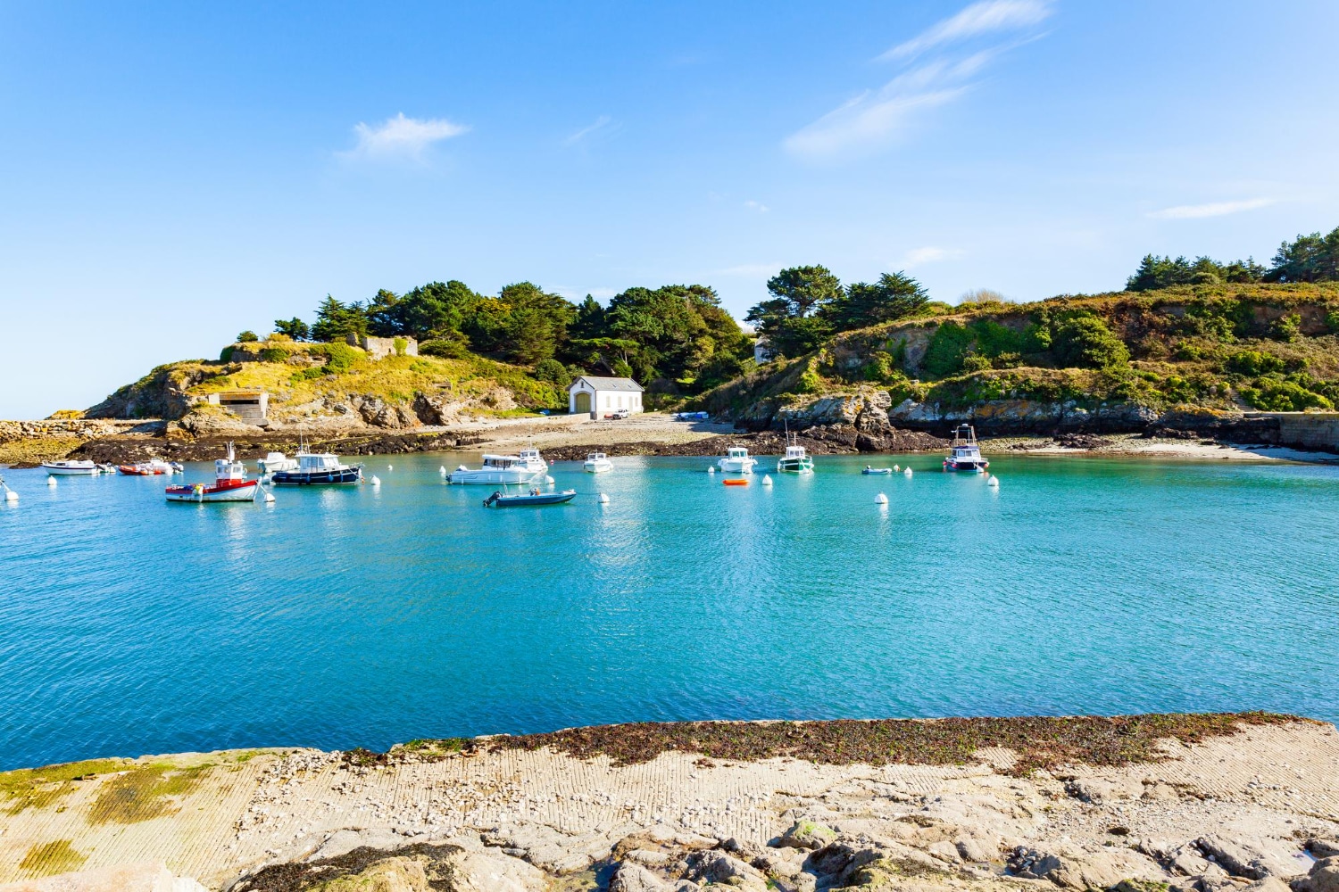 photo port de sauzon en france sur l'île belle ile en mer dans le morbihan