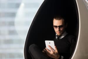 homme qui espionne un smartphone sans installation de logiciel
