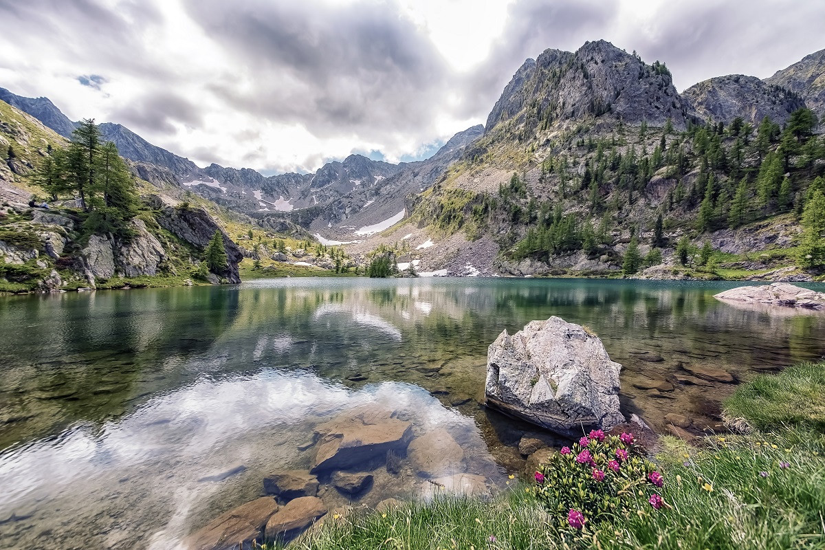 alpes francaises entre lacs et montagnes en ete