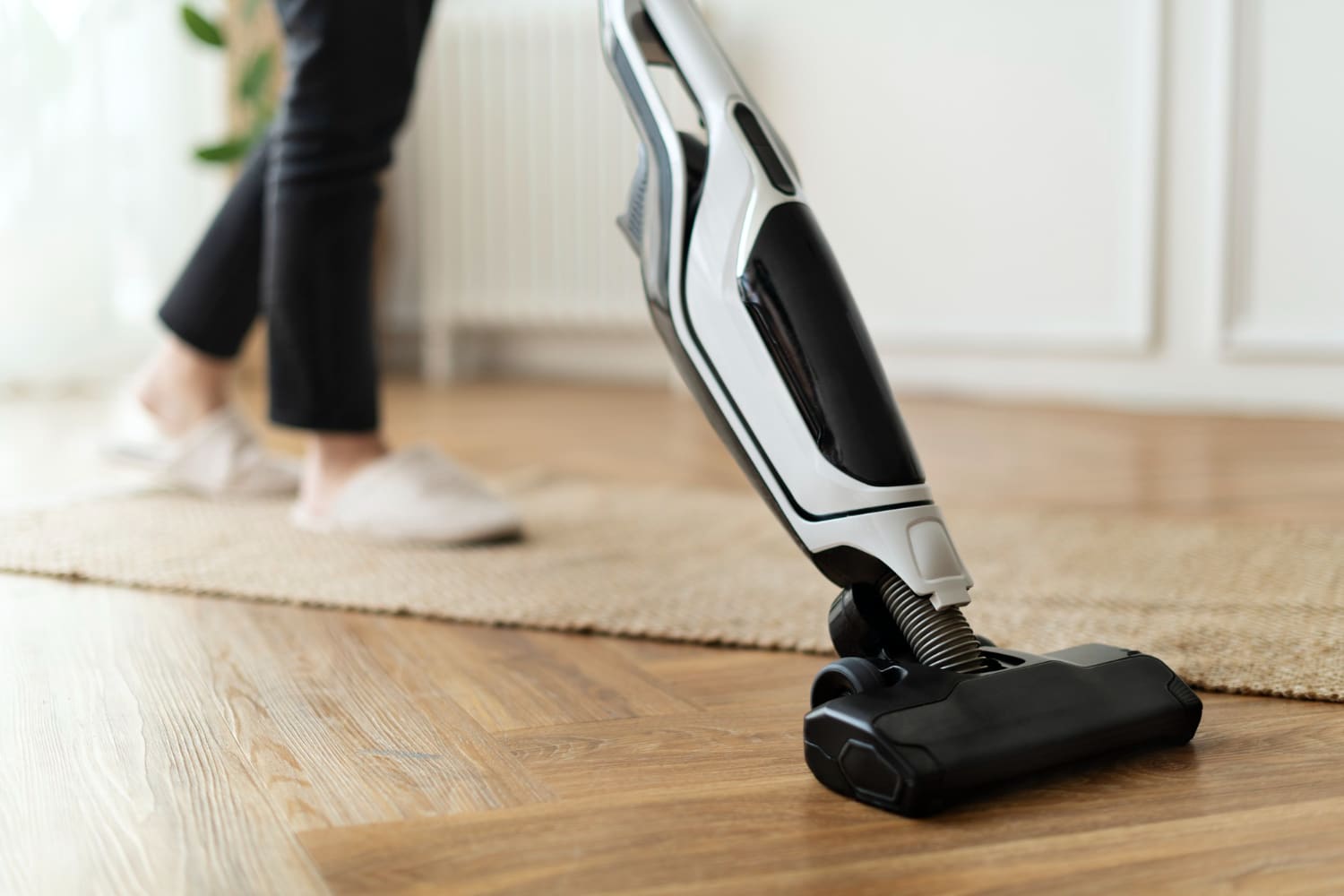 femme au foyer passant aspirateur parquet