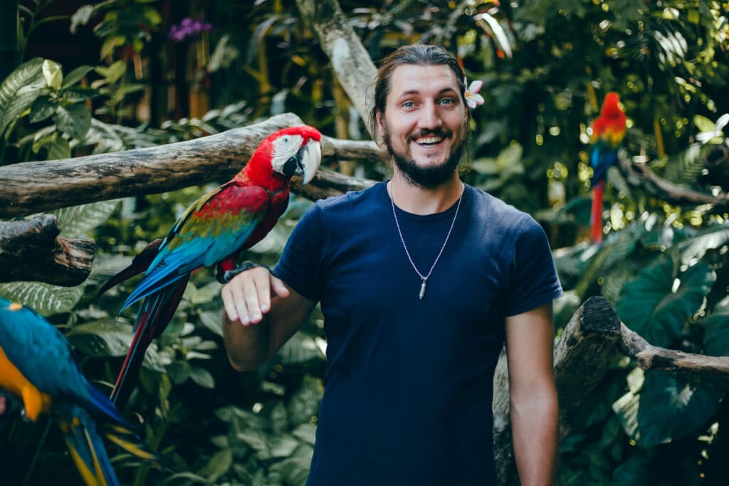 homme heureux au costa rica