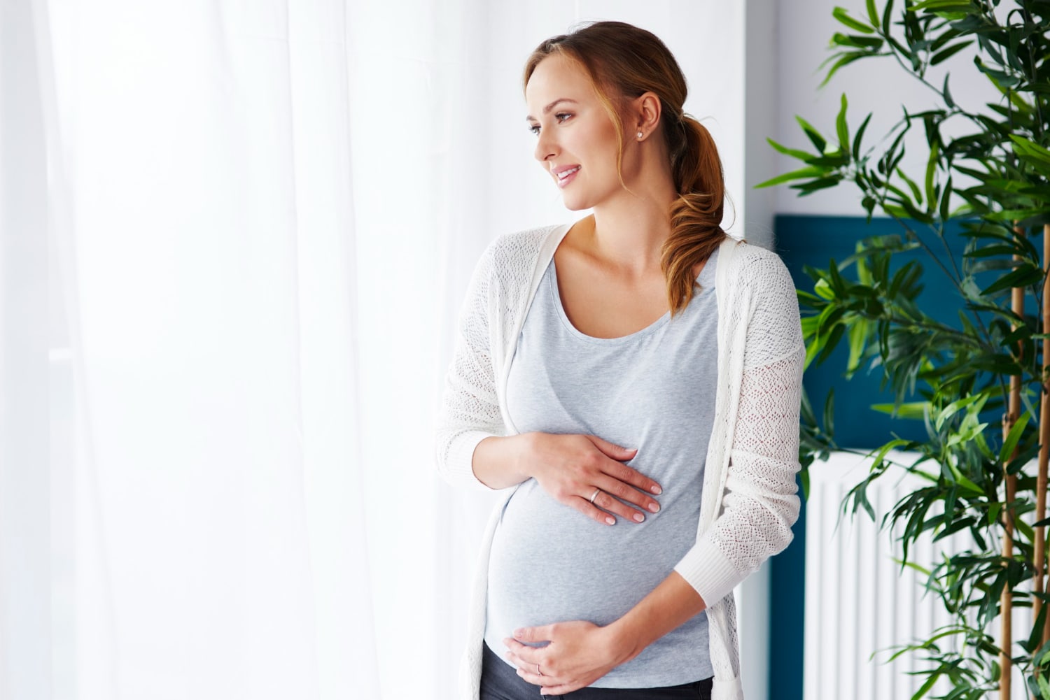 une femme enceinte joyeuse